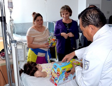 DIF Municipal lleva regalos de Día de Reyes a niños del Hospital General del ISSSTE