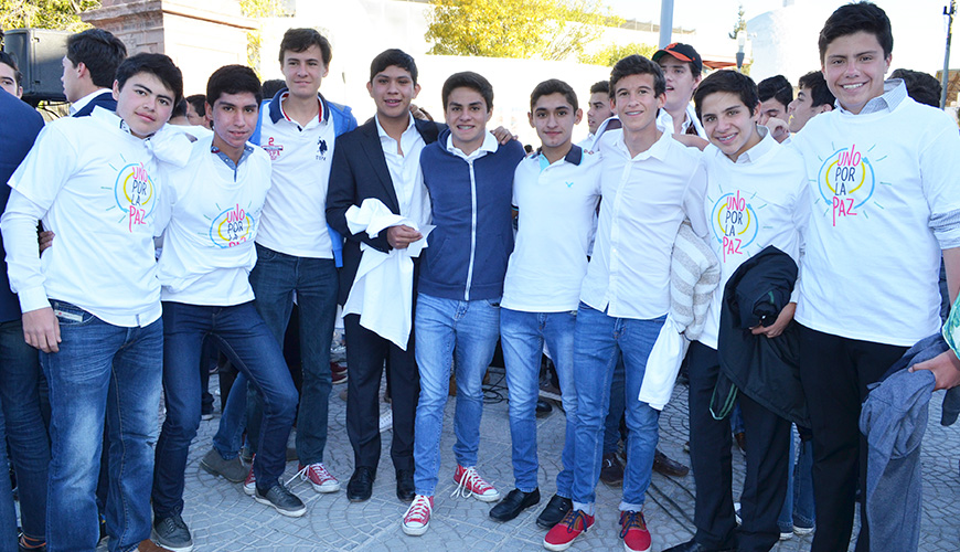 Decenas de jóvenes acudieron al llamado por la Paz
