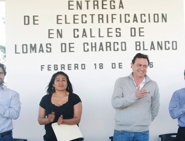Cumple Kuri, entrega electrificación en Lomas de Charco Blanco