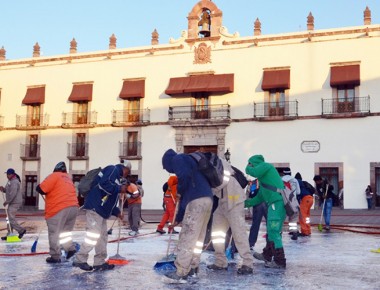 Hacen limpieza exhaustiva en plazas y calles del Centro Histórico de Querétaro
