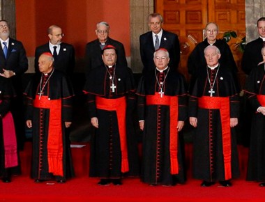 Papa encuentra una iglesia mexicana dividida
