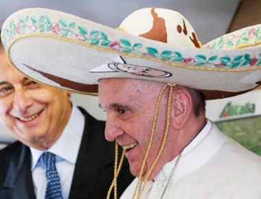 Orgulloso mexicano… Francisco porta sombrero charro camino a México