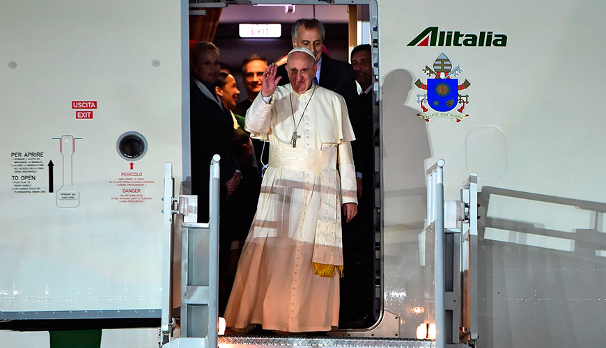 El pontífice saluda a los mexicanos que emocionados gritaban "Francisco, hermano ya eres mexicano"