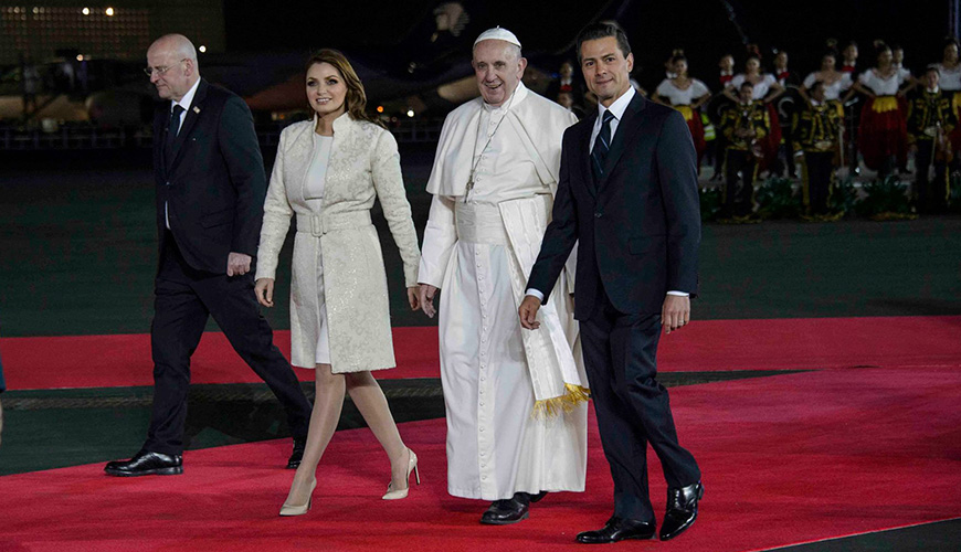El Papa recorrió la alfombra roja saludando a los fieles presentes