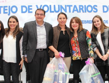 Vega Ruiz festeja al voluntariado del SMDIF San Juan del Río