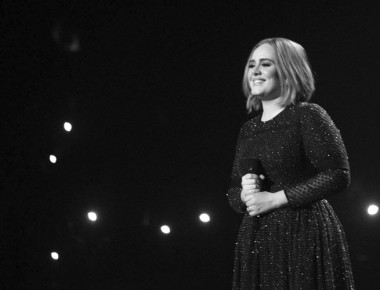 ¡Adele sube a su doble al escenario!