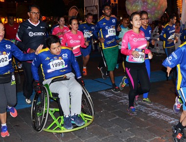 Discapacitados, niños y jóvenes participan en la Carrera Nocturna Powerade 2016