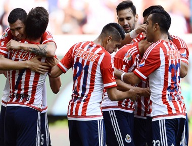 Chivas vence 2-0 a Gallos
