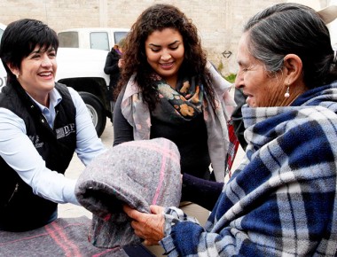 DIF Estatal entrega cobijas a familias de Huimilpan