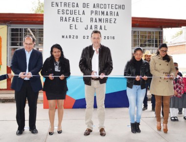 Mauricio Kuri entrega arcotecho en primaria de El Jaral