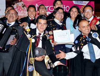 Cadereytenses disfrutan Mercadito Artesanal