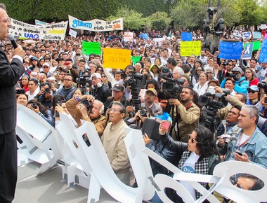 Se congrega UAQ en Plaza de Armas en defensa de su Autonomía