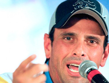 Capriles junta firmas para revocar a Maduro