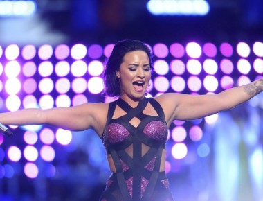 ¡Demi Lovato se cae en el escenario!