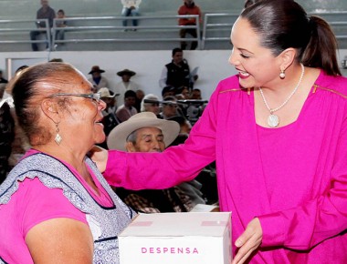 Lleva Karina Castro apoyos alimentarios a Amealco