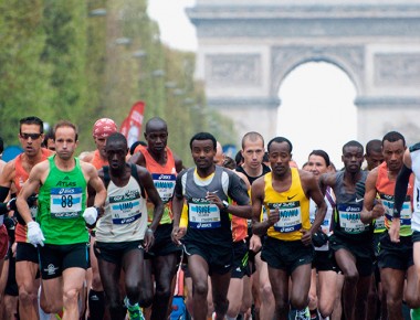 Más de 46 mil corredores participan en la 40 edición del maratón de París