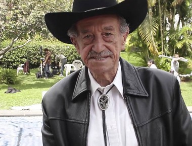 Recibe galardón Diamante Mario Almada por su trayectoria