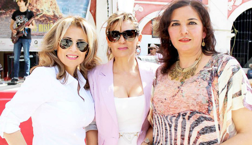 Julisa y Jaqueline Dorantes con Elva Gutiérrez