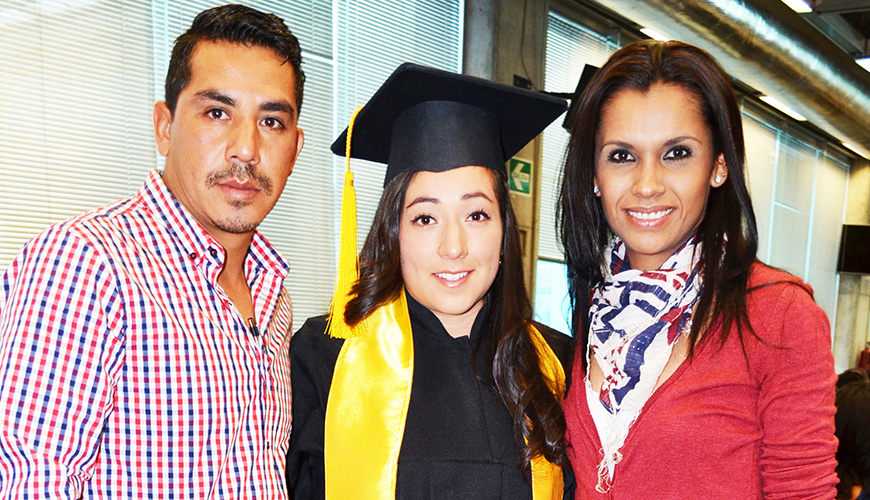 Diana acompañada de su familia