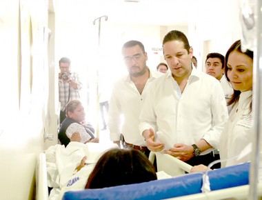 Pancho visita a heridos del accidente en Cadereyta