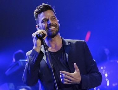 Subastan beso de Ricky Martin por 90 mil dólares