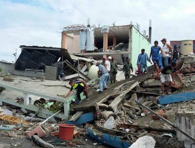 Suman 533 muertos tras sismo en Ecuador