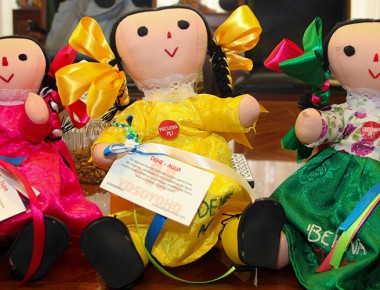 Egresados de UAQ presentan muñeca artesanal que habla hñähño
