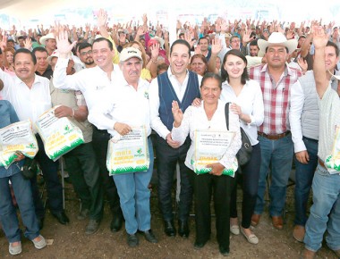 Pancho entrega apoyos a campesinos de siete Municipios
