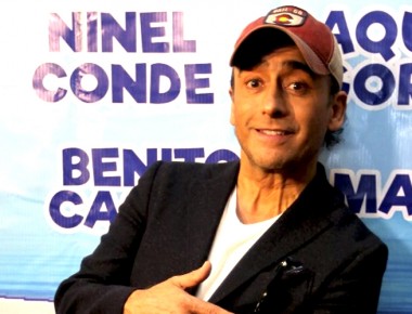 Devela Adal Ramones placa de las 100 representaciones de “El Sirenito”