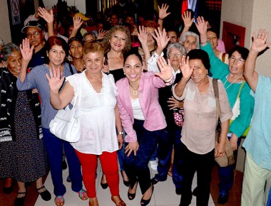 Disfrutan cine gratis 200 adultos mayores de la capital queretana