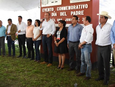 Felicitan a papás de El Marqués