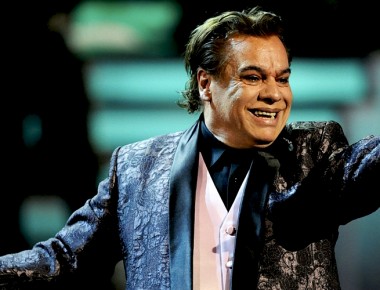 Juan Gabriel es atendido por lesión en rodilla