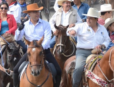 En cabalgata, MAV da a conocer avance de caminos en Santa Rosa Jáuregui