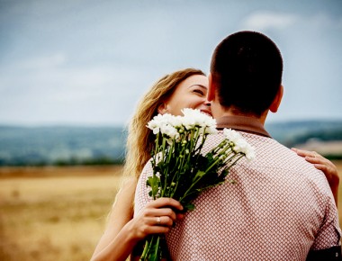 Dice la ciencia que estar en una relación te hace ver a los hombres menos atractivos ¿será?