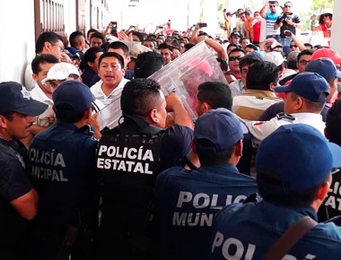 Policías y manifestantes se enfrentan en Chetumal
