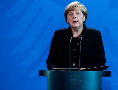 Angela Merkel invita a Theresa May a visitar Alemania