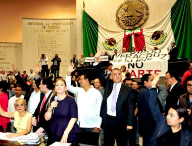 Diputados aprueban iniciativa de Duarte en Veracruz; dan plazas a siete mil burócratas