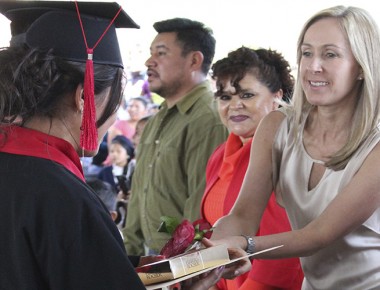 Presidenta del SMDIF atestigua graduación de alumnos de Telesecundaria en El Marqués