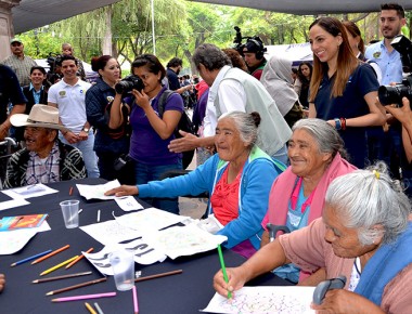 SMDIF Querétaro atiende en la Alameda a más de mil 400 adultos mayores