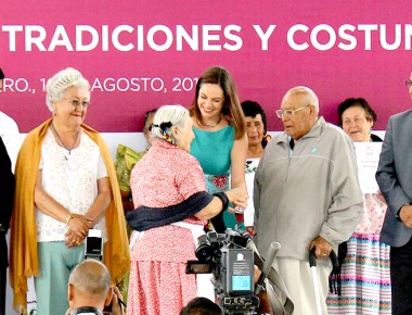 Arranca DIF Estatal festejos del mes del Abuelo en las instalaciones de Plan Vida