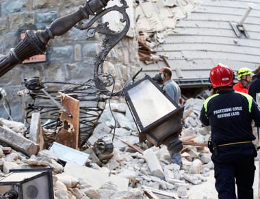 Asciende a 160 número de muertos por sismo en Italia