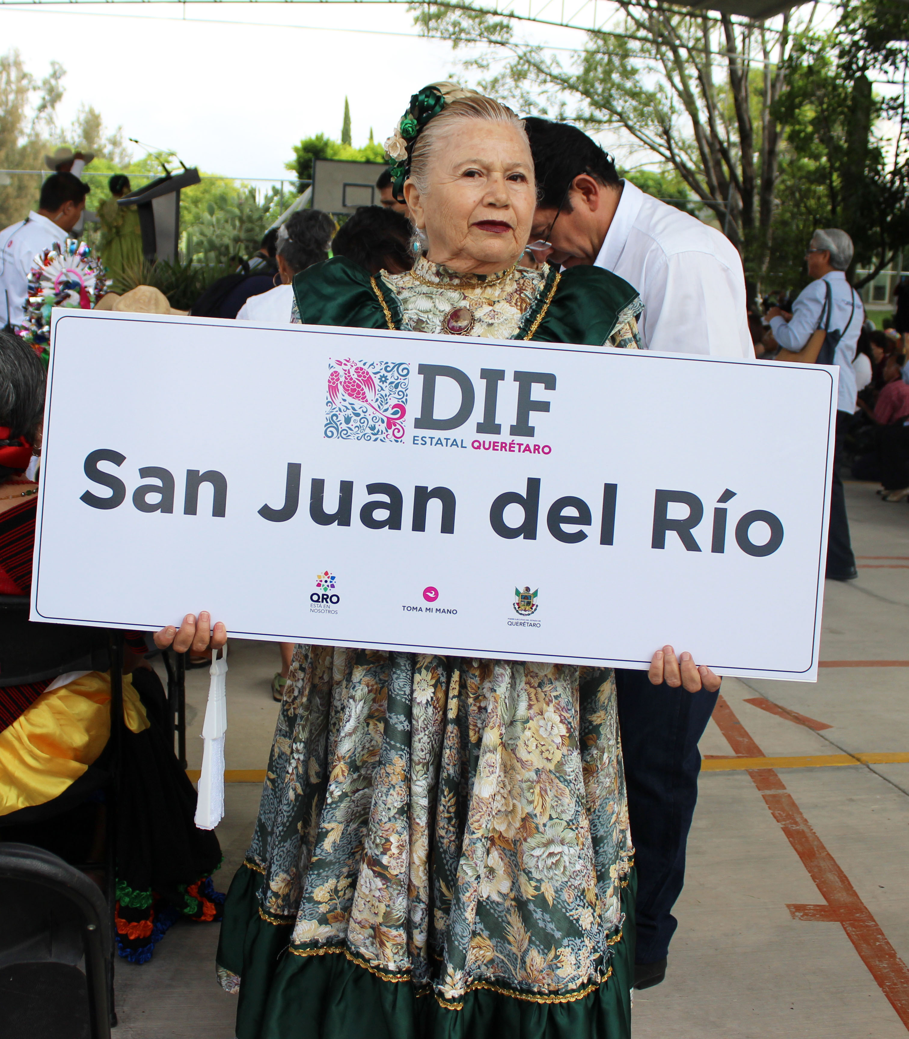 Orgullosa abuelita representó a San Juan del Río