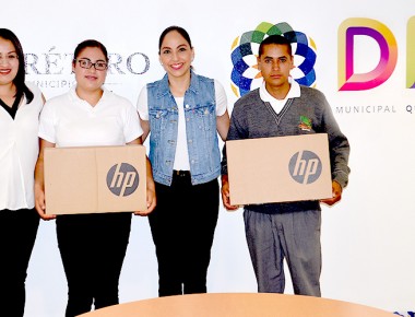 Apoya Tere García de Aguilar con lap tops a estudiantes de Cerro Prieto para que continúen estudiando