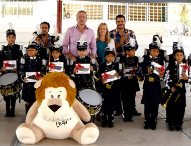 Entregan Lorena Regalado y Mario Calzada tablets a «Leones Guerreros»