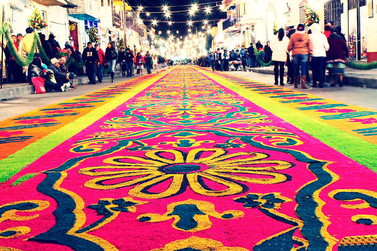 Calles con hermosos tapetes de aserrín