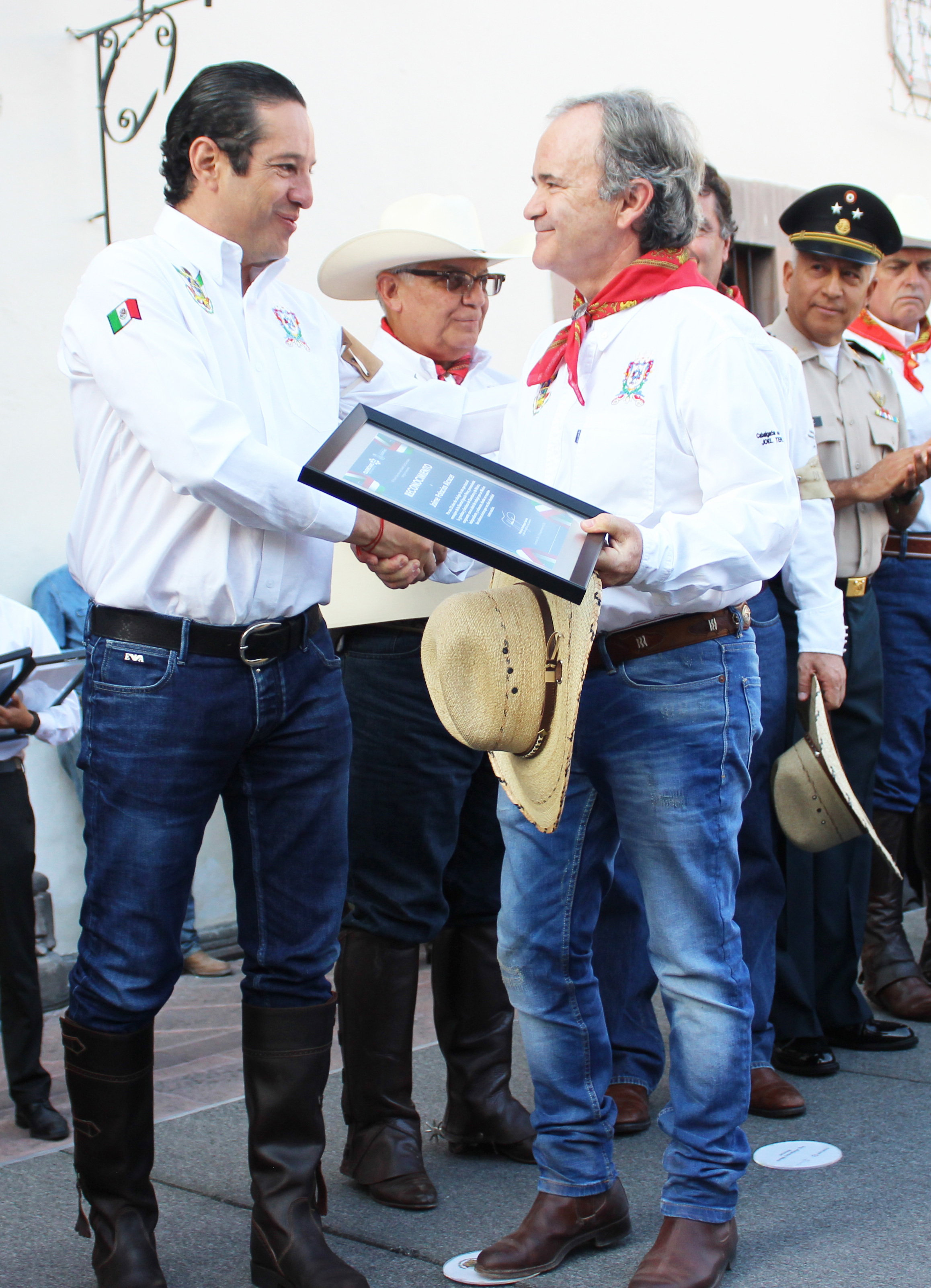 Francisco Domínguez entregó reconocimiento a Jaime Palacios