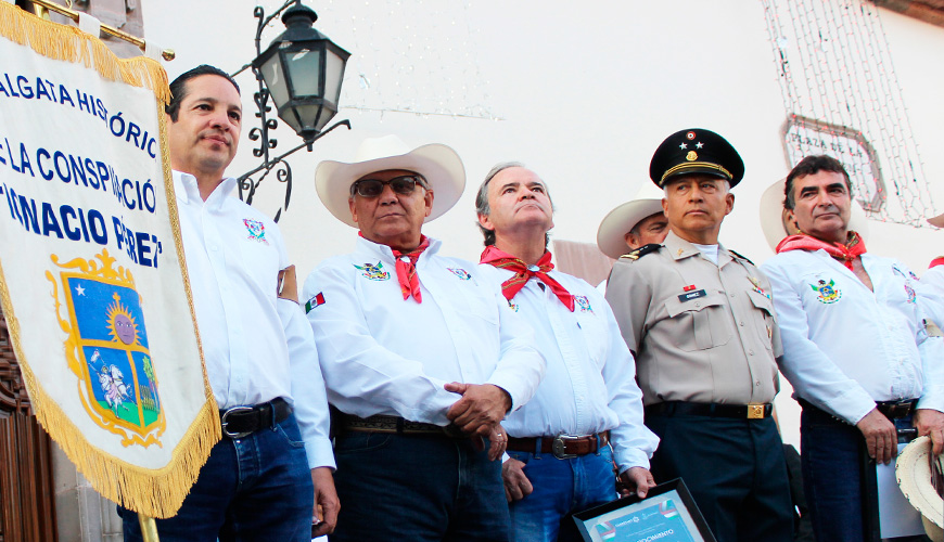 Los cabalgantes cargaron estandartes