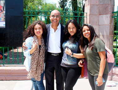 Marcos Aguilar premia a participantes del concurso “Expresiones de la Democracia…»
