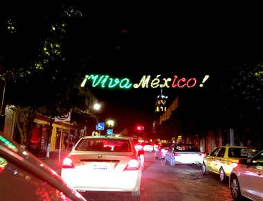 Municipio de Querétaro embellece la ciudad con la instalación de 674 adornos patrios