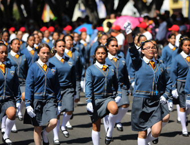 Queretanos presencian tradicional desfile conmemorativo al inicio de la Independencia